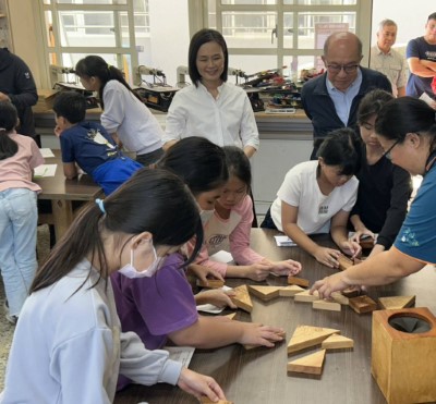 孩子們化身「小小木材偵探」，循著森林留下的線索認識木材來源。